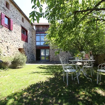 Holiday home 4 Etoiles Au Coeur De L'auvergne Avec Terrasse, Jardin Clos Et Equipements Pour Enfants - Fr-1-582-476
