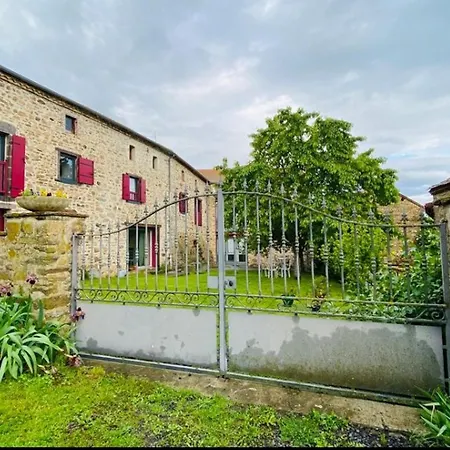 4 Etoiles Au Coeur De L'auvergne Avec Terrasse, Jardin Clos Et Equipements Pour Enfants - Fr-1-582-476 * Saint-Beauzire (Haute-Loire)